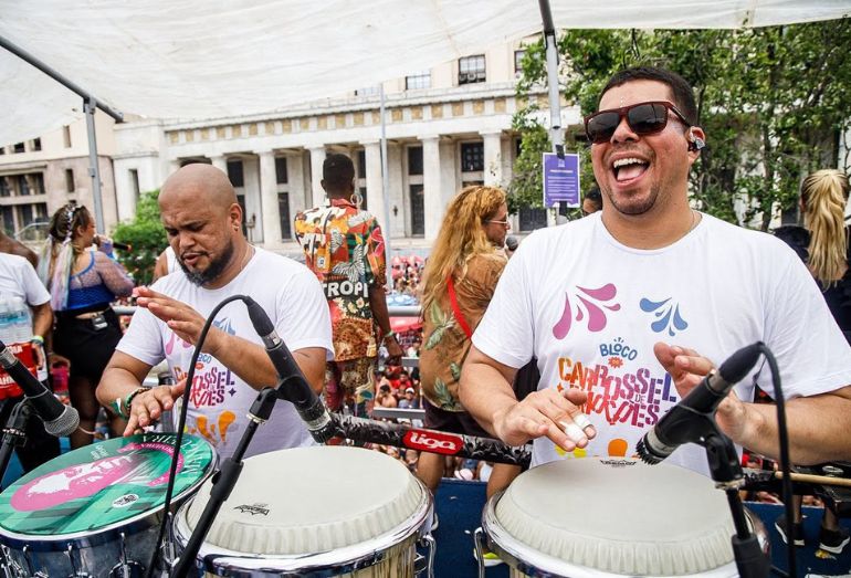 Bloco Carrossel de Emoções faz desfile com participações de FP do Trem Bala, MC Andinho e mais