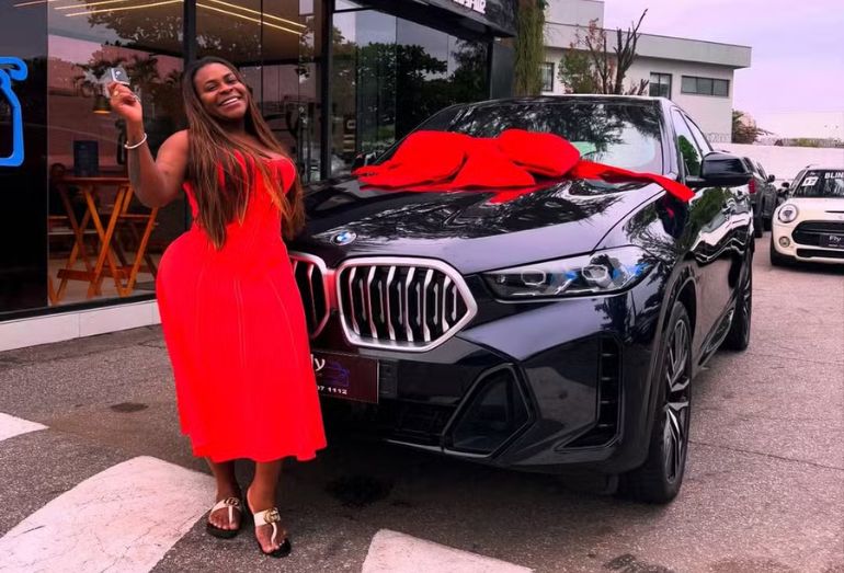 Jojo Todynho realiza sonho e se presenteia com carro de R$ 1,3 milhão