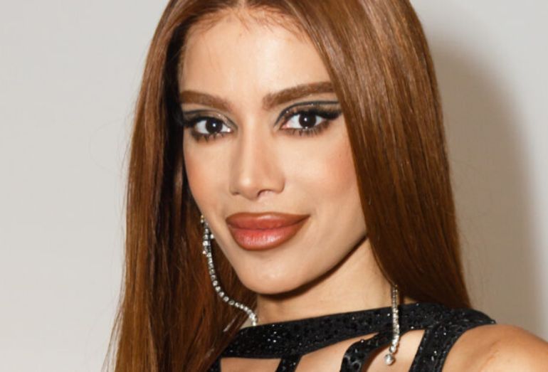 Anitta antecipa 33 anos com festa temática e proibição de celulares