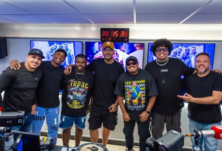 Grupo aXtral celebra nova fase na carreira com o hit 