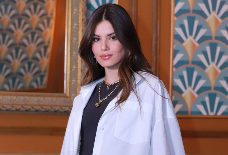 Camila Queiroz revela decisão tomada no parto da filha: 