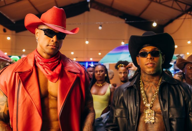 Oh Polêmico e Léo Santana apostam em clima de faroeste no clipe de 