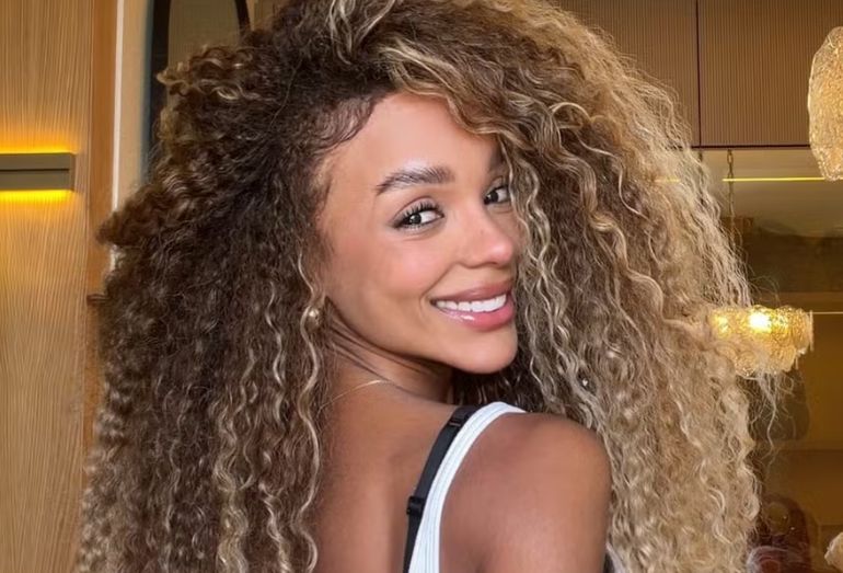 Brunna Gonçalves resgata cachos naturais e manda recado nas redes sociais
